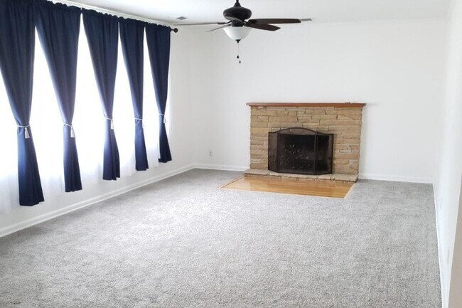 Sala de estar - 157 Oakmont Pl
