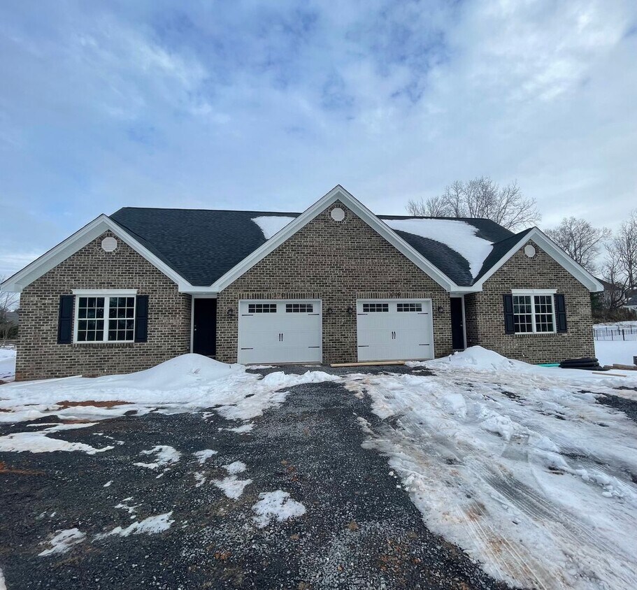 Primary Photo - Like New Duplex for Rent