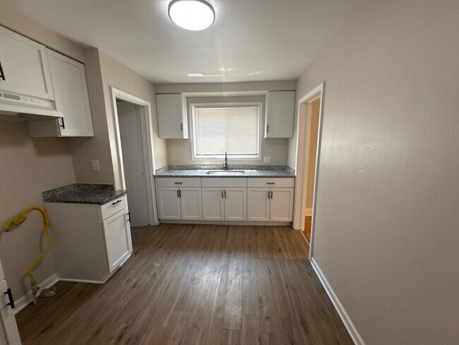 Foto del edificio - Renovated 3-Bedroom Home – We Welcome Sect...