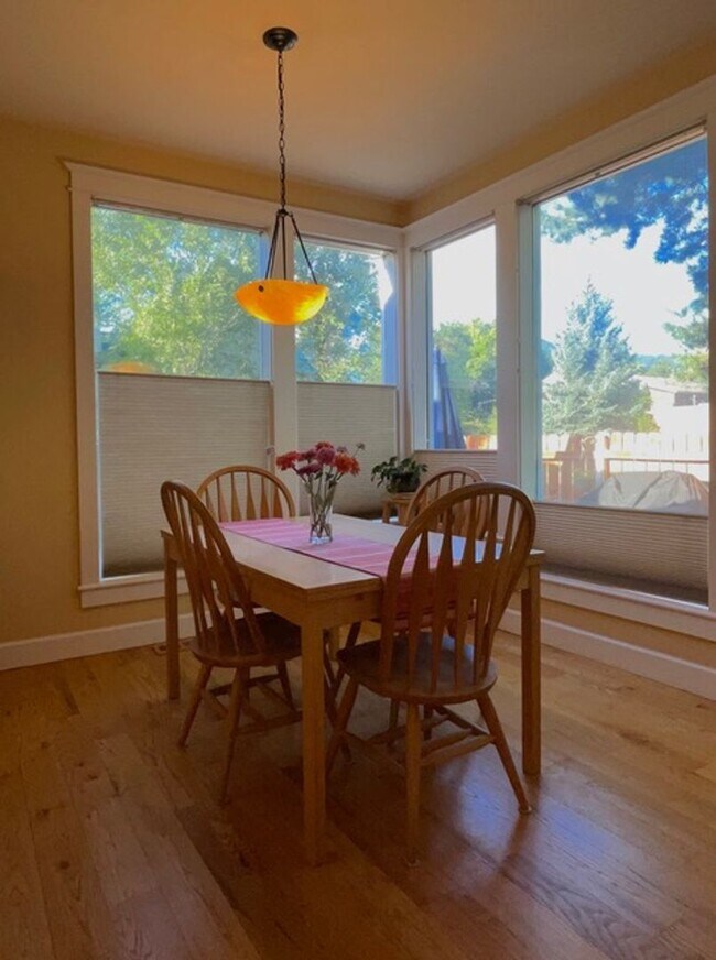 Building Photo - Spring Semester Furnished House!