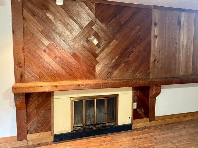 Building Photo - 2 BR/1 BATH very close to LSU!