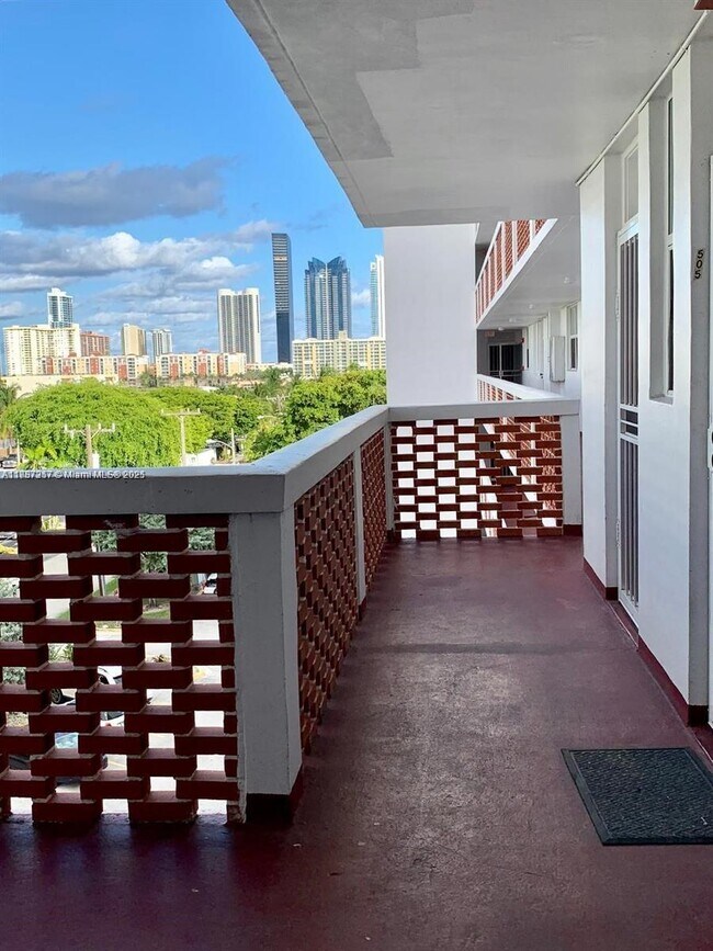 Foto del edificio - 3660 NE 166th St