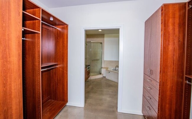 Building Photo - Stunning Modern 2Bdm 1Ba High-Rise Condo L...