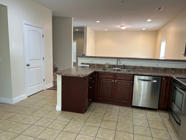 Building Photo - 3 Bedroom/2.5 Bath Home Kingsport, TN