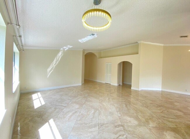 Building Photo - 1496 S Club Dr