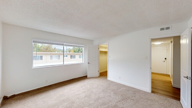 Building Photo - 827 Las Gallinas Ave