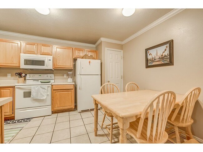 Come en la cocina - 543 N University Ave