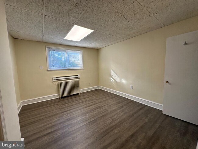 Building Photo - 224 Long Ln