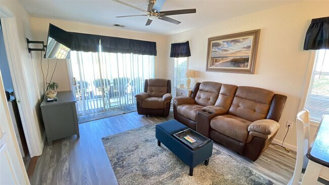 Foto del edificio - REDUCED! Beautifully furnished 2 bedroom/2...