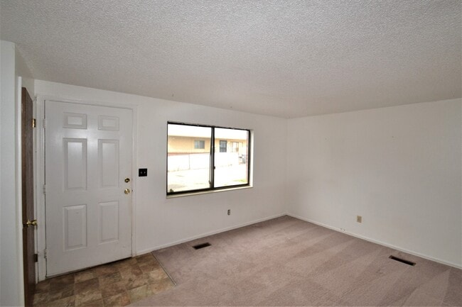 Building Photo - $1363 | 2BR/1BA Duplex | Cozy Home Near Be...