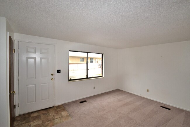 Foto del edificio - $1363 | 2BR/1BA Duplex | Cozy Home Near Be...