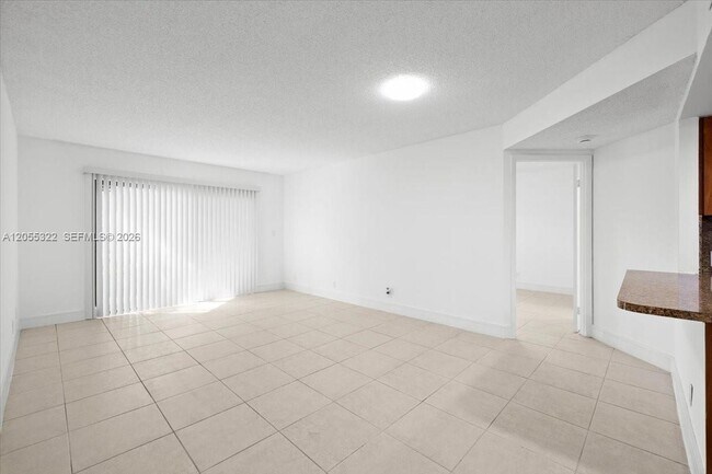Foto del edificio - 8290 Lake Dr