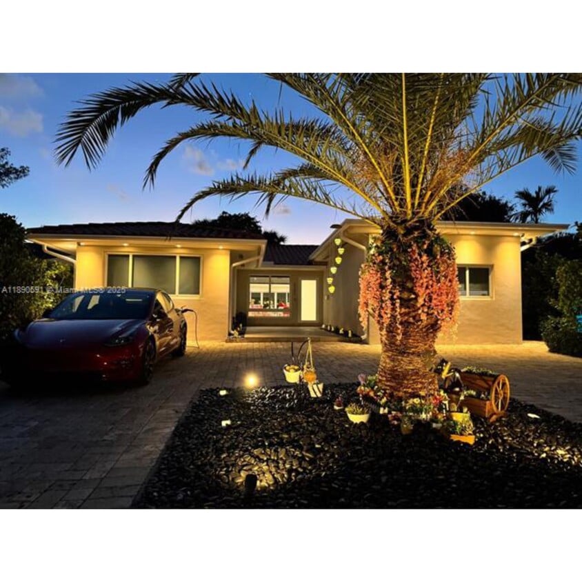 Foto principal - 9240 Byron Ave