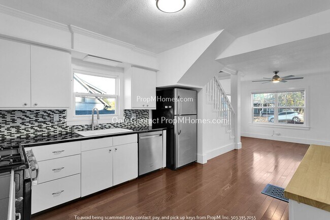 Foto del edificio - Historic Charm Meets Modern Comfort in Ore...