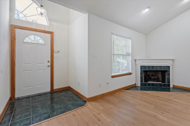 Foto del edificio - 2510 Golden Park Ln