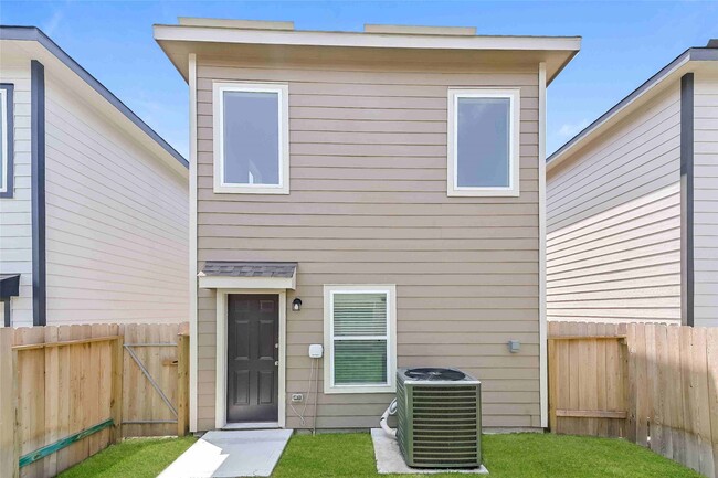 Building Photo - 15210 Estrella Rd W