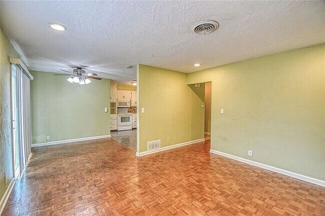 Foto del edificio - (3) Bed/(1.5) Bath Near Core Norman and OU...