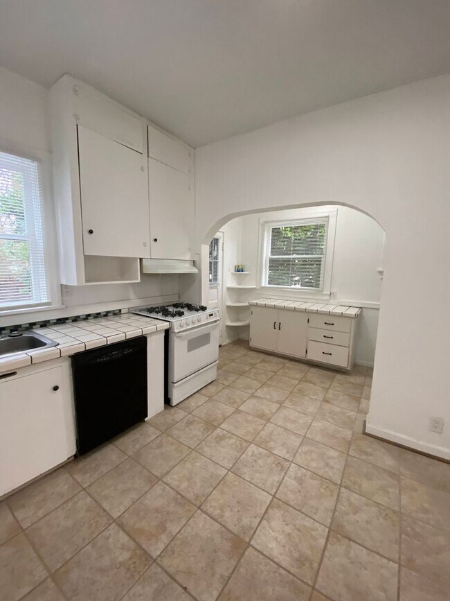 Building Photo - Wonderfully Remodeled, Large Victorian Sty...