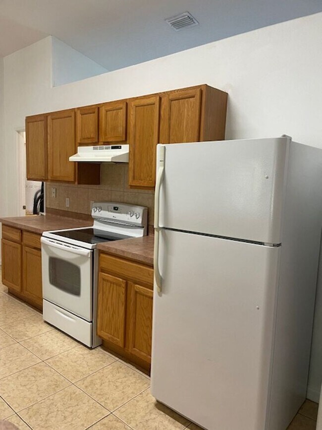 Foto del edificio - Beautiful 3/2/2 house with laminate floors, tiles, screen porch... Apply NOW and receive 50% off ...