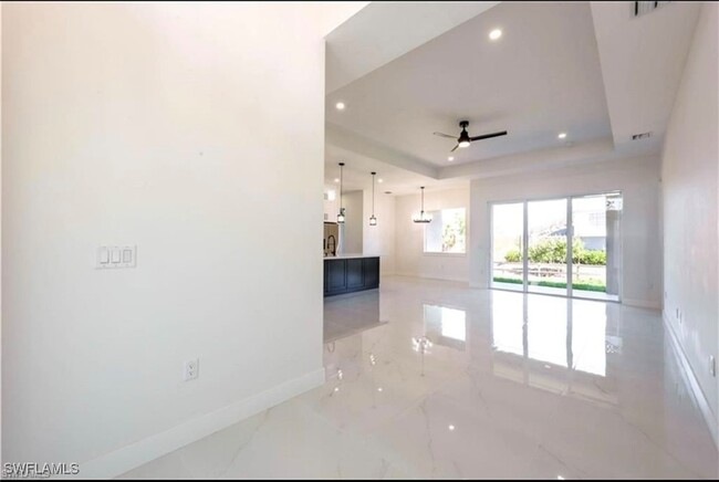 Foto del edificio - 2000 Curry Ave N