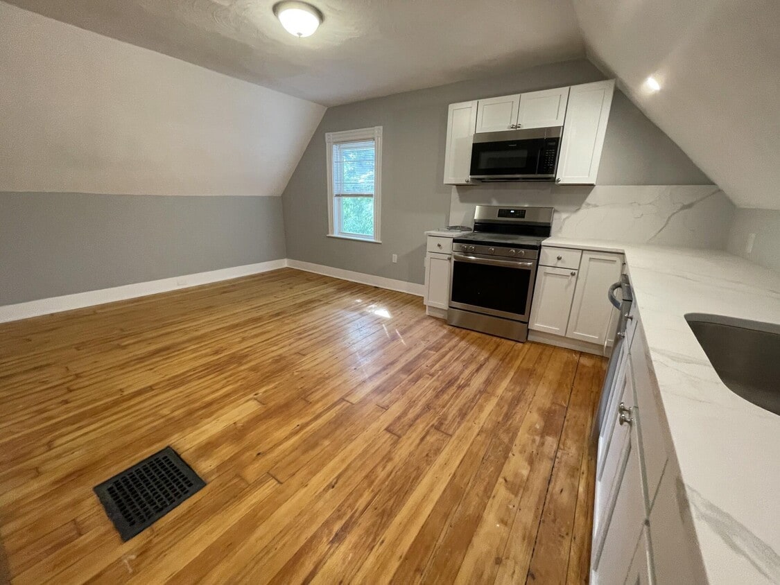 Primary Photo - 35 Cameron Ave