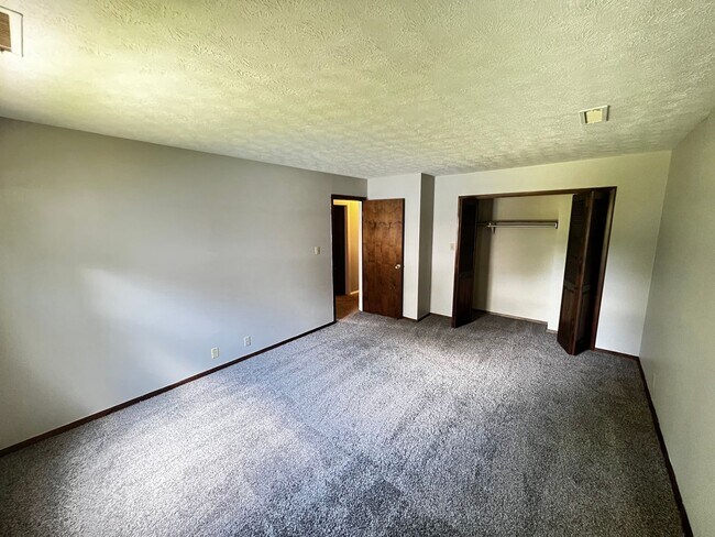 Foto del edificio - 100-102 W Charter Dr