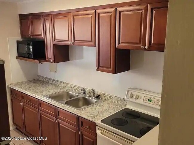 Building Photo - 808 Sunset Dr