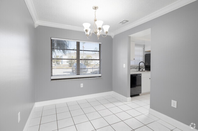 2BR, 2BA - 1,088SF - Dining Room - Locale Boggy Creek