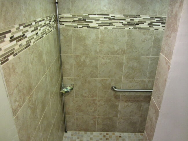 Gran ahiwer - 4069 Cedar Ave