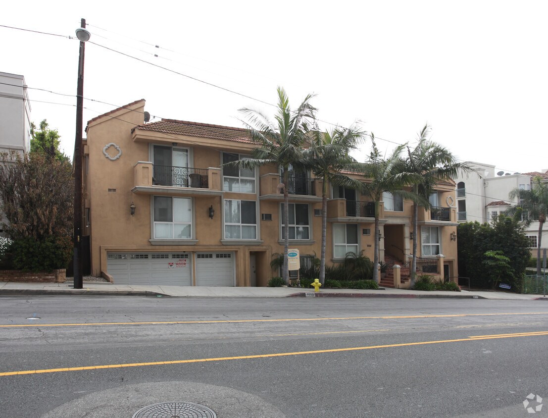 Foto del edificio - 1000 N Doheny Dr
