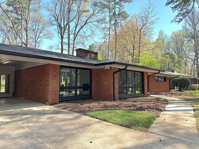Foto del edificio - Completely Renovate Home