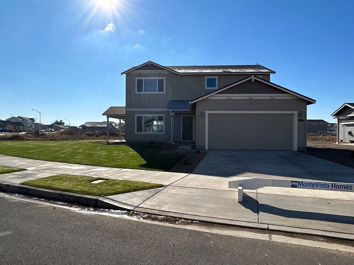 Foto principal - Brand New 4 Bedroom Home in Willowbrook Co...