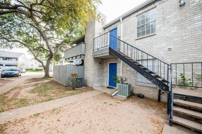 Building Photo - 9700 Leawood Blvd