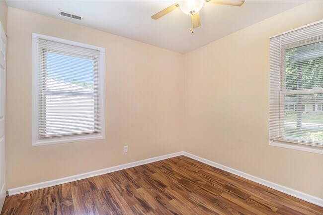 Foto del edificio - Contemporary, remodeled 920sqft., 3-bedroom, 1-bath single-family ranch with yard