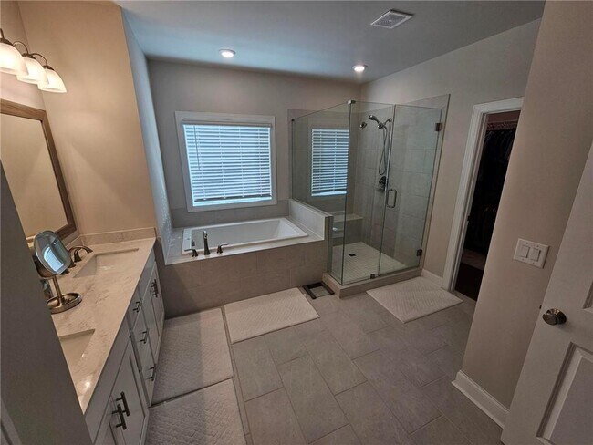 Building Photo - 637 Skytop Dr