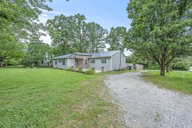 Foto del edificio - 3-Bedroom, 3-Bath Single-Family Home with Fenced Yard in Cookeville