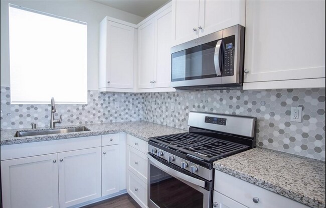 Foto del edificio - 3-Story Townhome w/ 2 Car Garage in New Co...