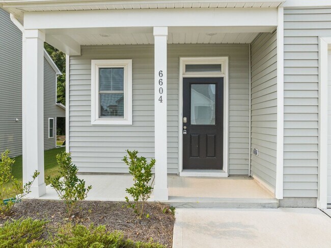 Foto del edificio - Gorgeous 3BD, 2.5BA Home In SE Raleigh, ne...