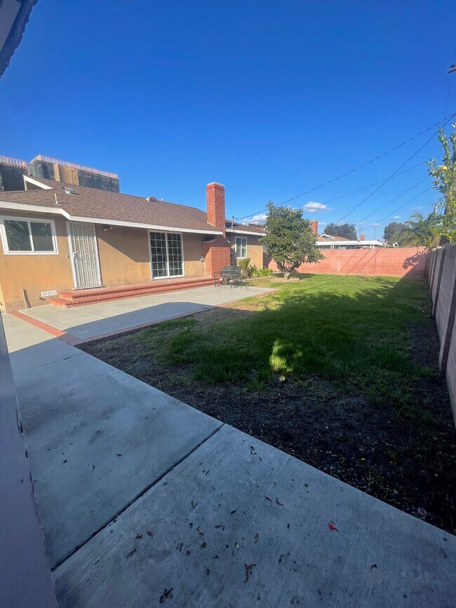 Foto del edificio - 2616 E Chapman Ave