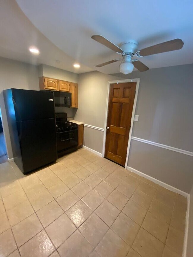 Building Photo - 3 Bed, 2 Bath in Hazelwood - Must See!