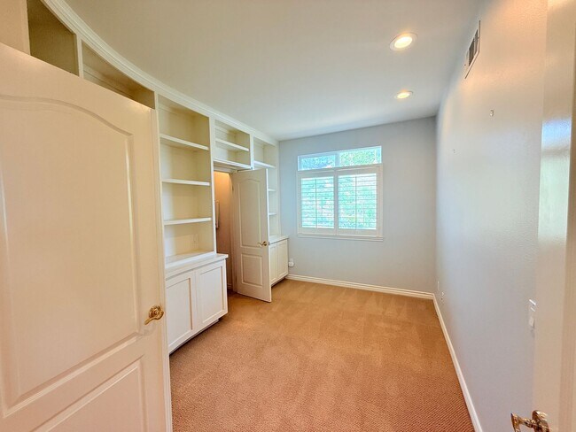 Building Photo - Spacious 4-bedroom, 3-bathroom home in New...