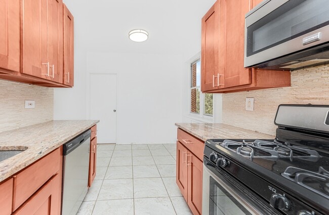 Building Photo - Huge Two Bedroom + Balcony NO FEE