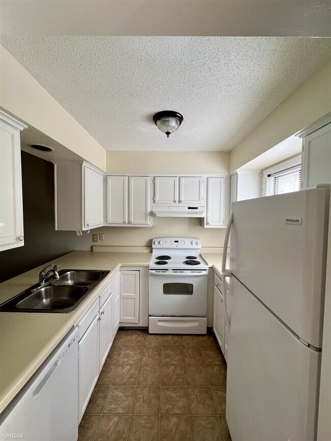 Building Photo - 2 br, 1.5 bath House - 904 Hearthridge Ct ...