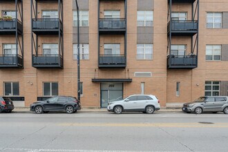 Building Photo - 2915 N Clybourn Ave