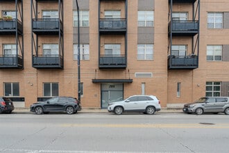 Building Photo - 2915 N Clybourn Ave