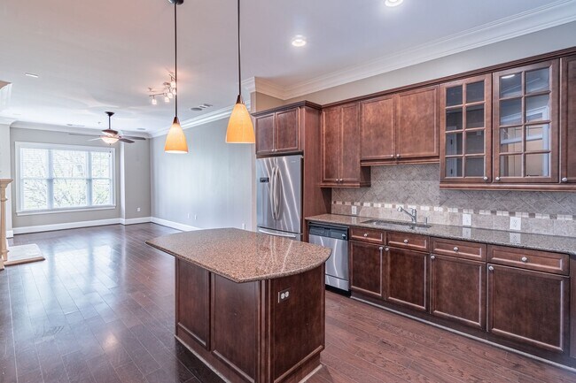 Building Photo - Excellently maintained 1 bedroom, 1.5 bath...