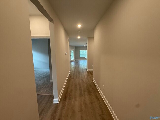 Building Photo - 158 River Pointe Dr