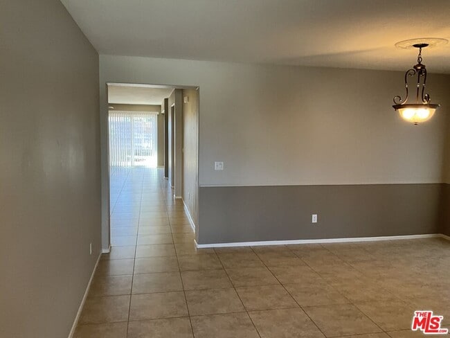 Building Photo - 1427 Freesia Way