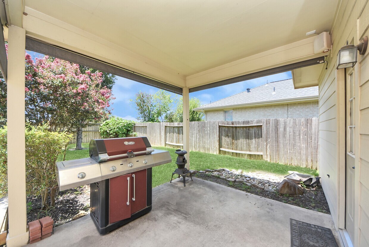 Building Photo - 7330 Jacobs Well Dr