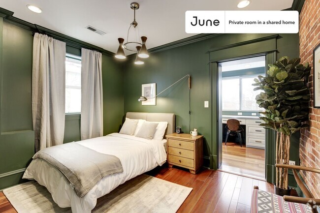 Building Photo - Private bedroom in 4 bed/3 bath Home